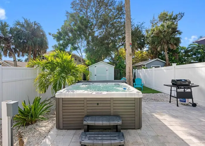 August Pet Friendly And Hot Tub A *