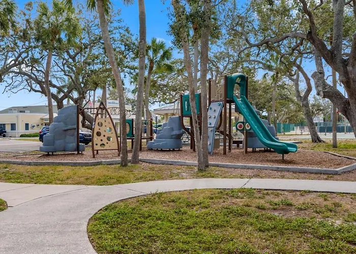 August Pet Friendly And Hot Tub A Country house Clearwater Beach