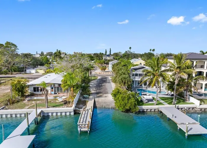 August Pet Friendly And Hot Tub A Country house Clearwater Beach